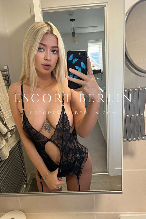 Sexy American Escort with Blue Eyes in Berlin