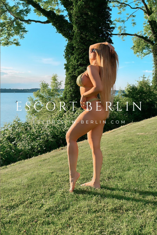 Spanish Petite Escort For Exclusive Sex Service in Berlin