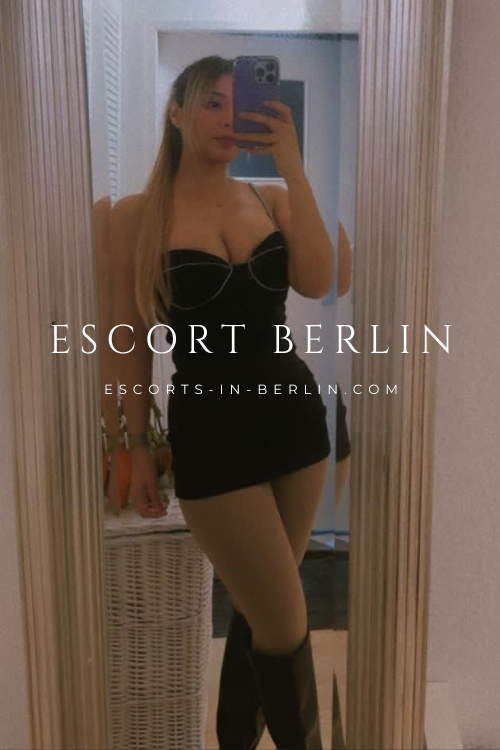 Spanish Petite Escort For Exclusive Sex Service in Berlin