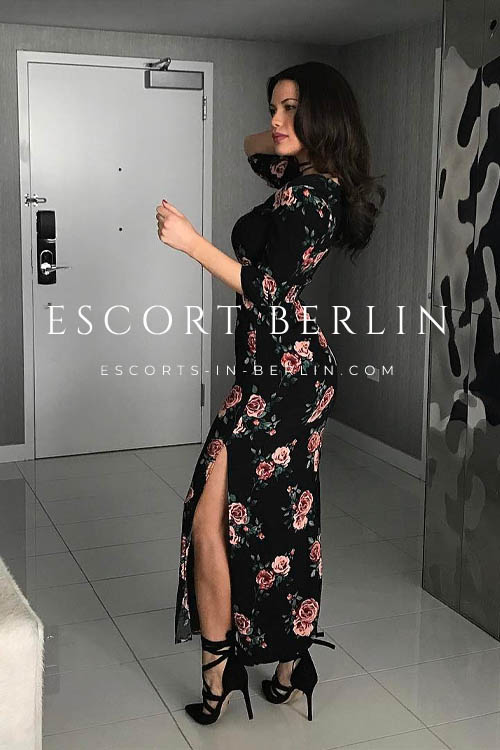 Sexy Brunette Sex Model Available for Car Sex Date in Berlin