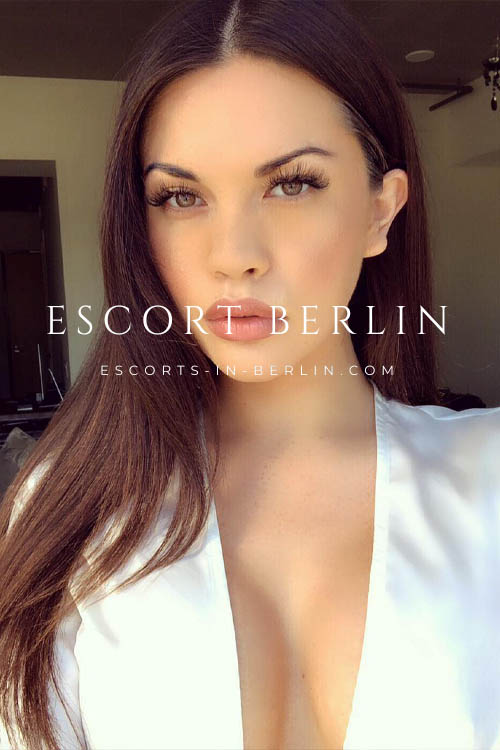 Sexy Brunette Sex Model Available for Car Sex Date in Berlin