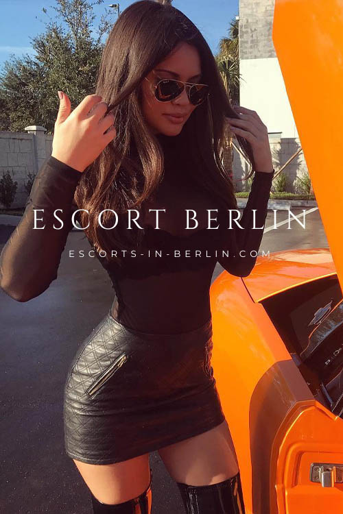 Sexy Brunette Sex Model Available for Car Sex Date in Berlin